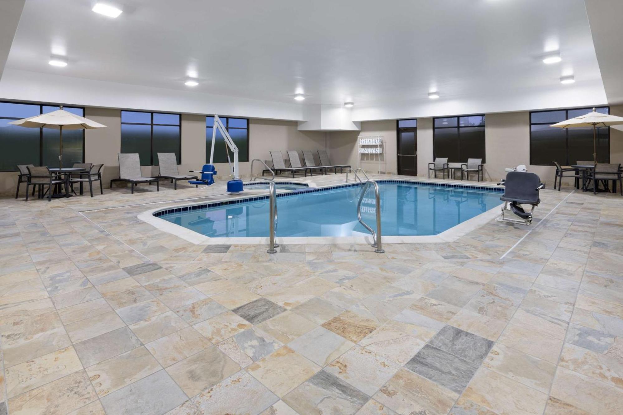 Hampton Inn Cleveland-Airport/Tiedeman Road Brooklyn Bagian luar foto